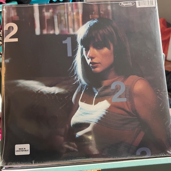 Taylor Swift Midnights: Moonstone Blue Edition - Picture 2 of 2